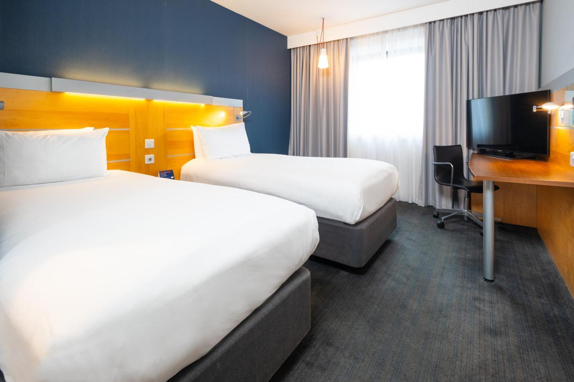 Holiday Inn Express Bedford By Ihg Екстер'єр фото
