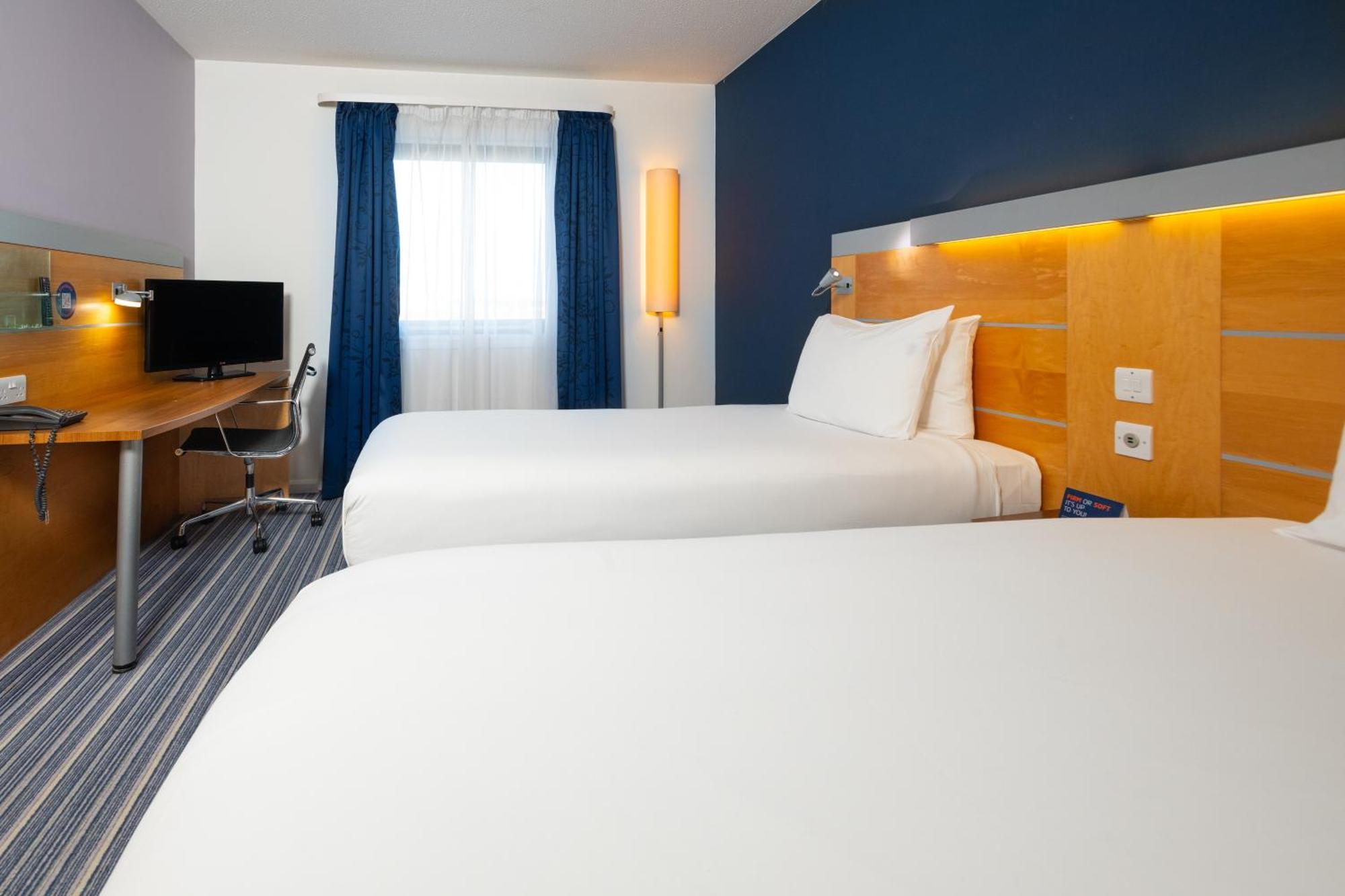 Holiday Inn Express Bedford By Ihg Екстер'єр фото