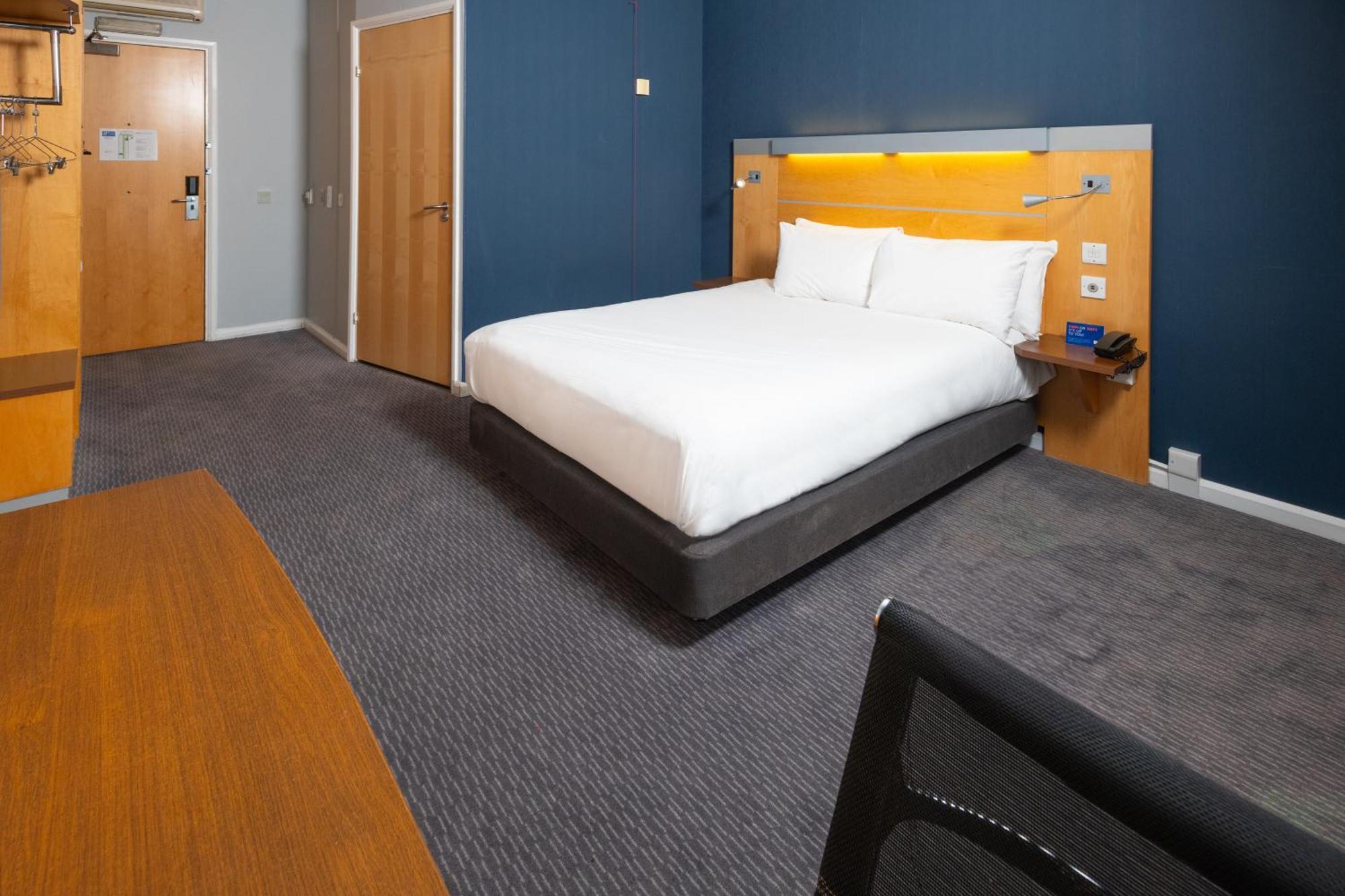 Holiday Inn Express Bedford By Ihg Екстер'єр фото