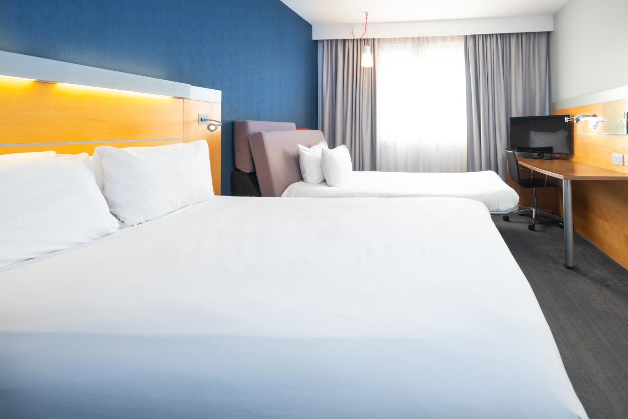 Holiday Inn Express Bedford By Ihg Екстер'єр фото