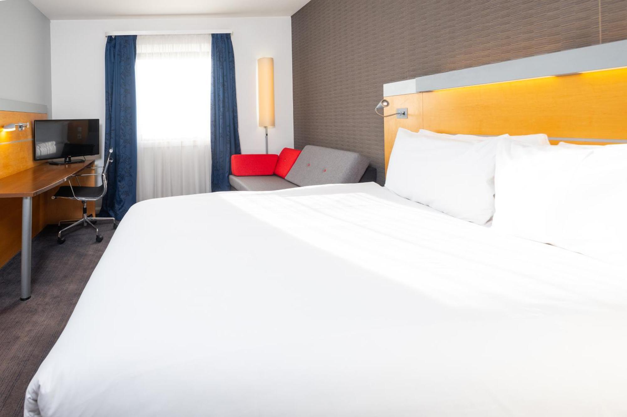 Holiday Inn Express Bedford By Ihg Екстер'єр фото